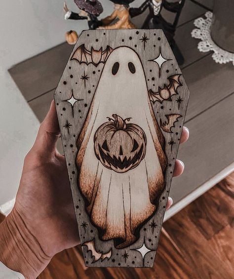 Halloween Pyrography Ideas, Halloween Wood Burning, Pyrography Ideas Inspiration, Wood Etching, Diy Gothic, Pyrography Ideas, Painting Halloween, Witchy Crafts, Halloween Artwork