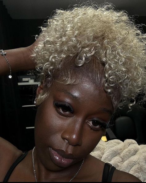 Bleached Afro Hair Black Women, Blonde Braid Styles, Blonde Hair Styles Black Women, Blonde Bleached Hair, Platnum Blonde, Blonde Hair Dark Skin, Black Roots Blonde Hair, White Afro, Dark Skin Blonde Hair