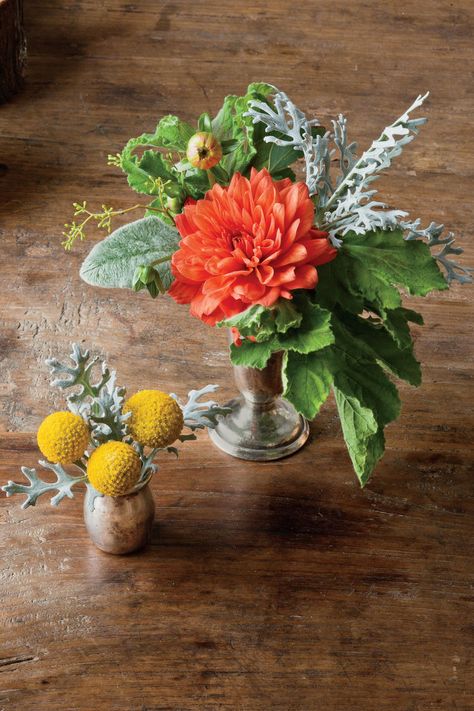 17 Thanksgiving Decor Ideas Guaranteed To Inspire Natural Thanksgiving Table, Small Arrangements, Thanksgiving Floral, Thanksgiving Flowers, Small Flower Arrangements, Fall Flower Arrangements, Pumpkin Flower, Thanksgiving Table Settings, Fall Table Decor