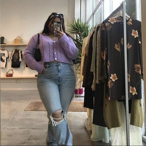 Trendy Minimalist Outfits 2023, Plus Size Baddie Outfits Casual, Moda Midsize, Outfit Ideas For Chubby Girls, Baddie Outfits Fall, Outfits Fall 2023, Cropped Cardigan Outfit, Chubby Girl Fashion, Flare Jean Outfit