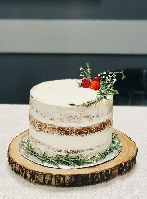 Naked Winter Cake, Rustic Christmas Cake, Wedding Cake Minimalist, Christmas Themed Cake, Winter Shower, Small Wedding Cakes, Moms Birthday, Winter Wedding Cake, Winter Cake