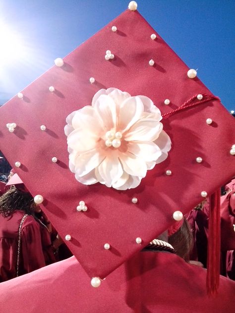 Graduation Cap Images, Red Graduation Cap, Flower Graduation Cap, Flower Graduation, Grad Cap Decorated, Graduation Cap Decoration Diy, Cap Graduation, Graduation Look, High School Graduation Cap