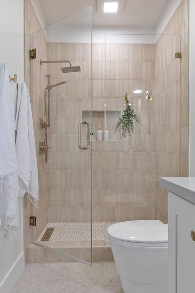 Eskan Developers: Modern Organic House Remodel in Irvine, CA Neutral Bathroom Renovations, Almond Shower Bathroom, Neutral Shower Room Ideas, Guest Shower Ideas Bathroom, Earthy Shower Tile Ideas, Organic Guest Bathroom, Natural Tile Shower Ideas, Neutral Shower Room, Organic Modern Shower Tile