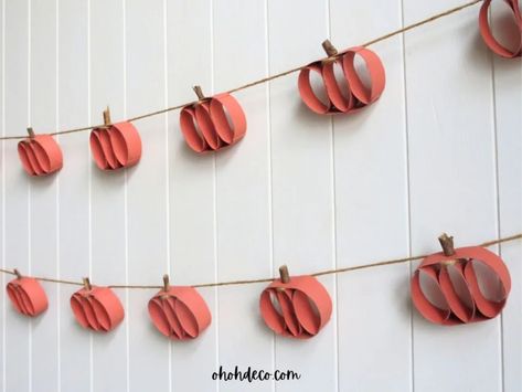 Transform Toilet Paper Rolls into a Stunning Pumpkin Garland Pumpkin Garland Diy, Diy Garland Paper, Twine And Twig, Paper Chain, Pumpkin Garland, Toilet Paper Rolls, Paper Chains, Fabric Pumpkins, Diy Garland