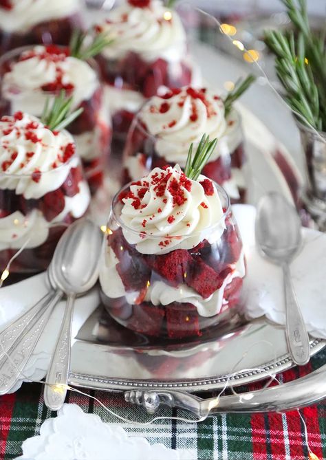 Red Velvet Trifles Individual Christmas Desserts, Red Velvet Pudding, Red Velvet Trifle, Velvet Desserts, Trifle Bowl Recipes, Mini Trifle, Red Velvet Desserts, Red Desserts, Trifle Bowl