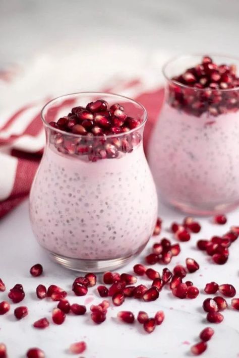 Pomogranette Recipes, Chia Seed Yogurt, Pomegranate Dessert, Chia Puding, Pomegranate Recipes, Yogurt Parfait, Chia Seed Pudding, Yogurt Recipes, Grocery List