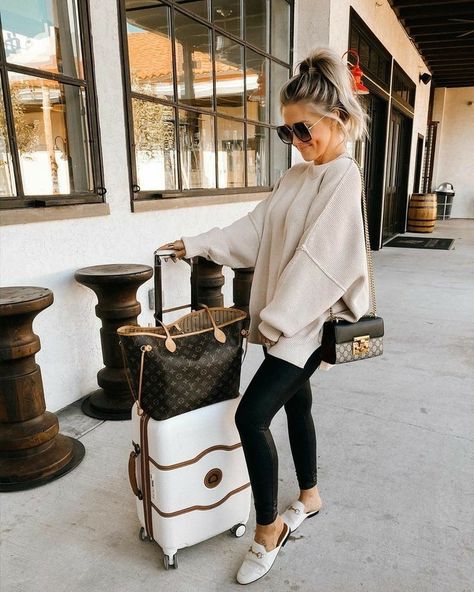 Casual Airport Outfit, Airport Outfit Winter, Easy Street Tunic, Airport Attire, Cute Airport Outfit, Plane Outfit, Comfy Airport Outfit, Comfortable Travel Outfit, Cold Outfit