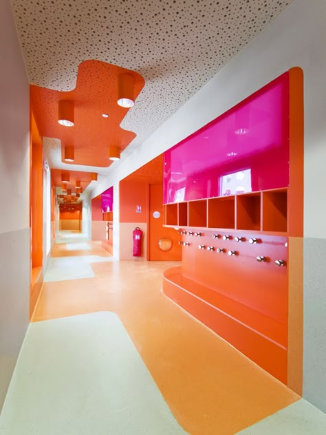 orange and pink hallway School Interiors, Interior Design Programs, School Interior, Interior Color Schemes, Interior Design Magazine, Education Design, School Building, Classroom Design, Kids Interior