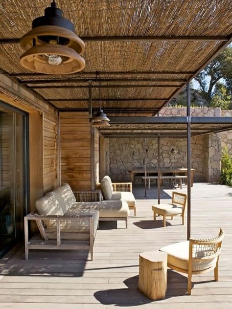 Comment abriter sa terrasse du soleil… | Moltodeco, le blog déco et design d'Emmanuelle Paris Building Motivation, Bamboo Fencing, Pergola Swing, Metal Pergola, Pergola Design, Wooden Pergola, Backyard Pergola, Patio Roof, Pergola Plans