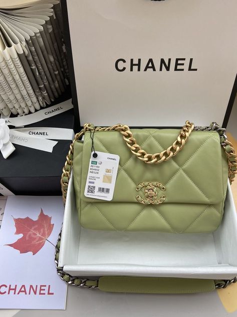 Green Chanel, Trendy Purses, Luxury Bags Collection, Authentic Bags, Girly Bags, Luxury Purses, Fancy Bags, Pretty Bags, Cute Purses