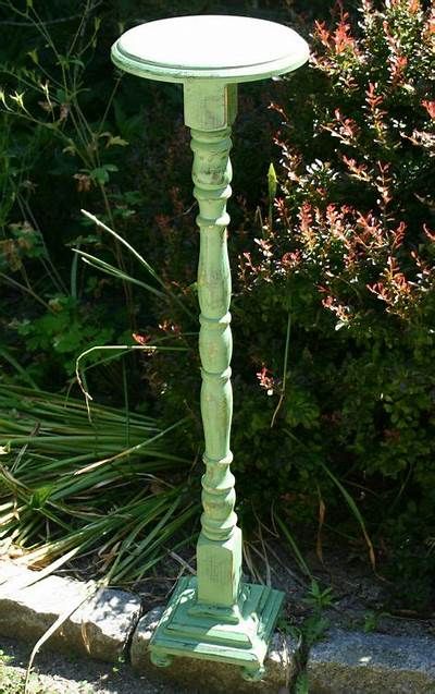 Easy wood projects using broken wood spindles - Country Design Style Spindles Repurposed, Spindle Projects, Spindle Crafts, Plants Stand, Tall Plant Stands, Porch Posts, Trendy Plants, Diy Plant Stand, Repurposed Wood