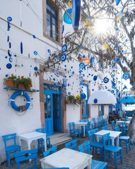 Greek Cafe, Greek Garden, Greek Decor, Greek Restaurants, Eye Decor, Greek Style, Mediterranean Style, Restaurant Interior, Beautiful Places To Travel