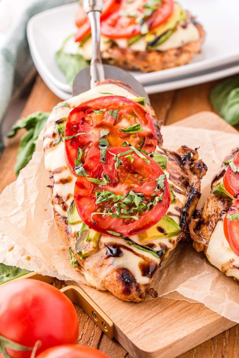 Whether you're hosting a backyard barbecue or simply craving a healthy meal, our California Chicken recipe is the perfect choice. California Chicken, Salad With Balsamic Dressing, Fresh Meals, Favorite Dinner, Family Fresh Meals, Quick Dinners, Weekday Meals, Family Dinner Recipes, Yummy Chicken Recipes