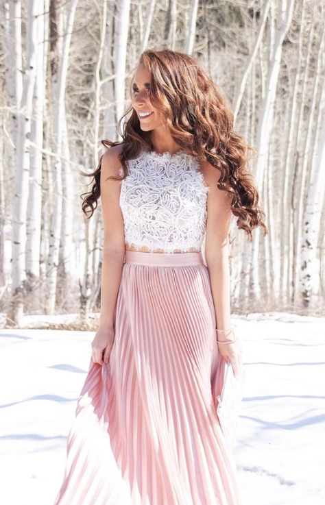 a romantic look with a sleeveless white crop top, a pink pleated maxi skirt and a pink clutch Diy Maxi Skirt, Maxi Skirt Winter, Maxi Skirt Pattern, Chique Outfit, Skirt Winter, Pink Pleated Skirt, Maxi Skirt Style, Long Skirt Fashion, High Waisted Maxi Skirt