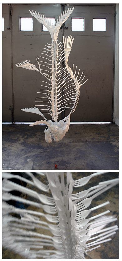 Colombian artist Carols Bonil focuses his attention on ordinary utensils, creating the massive form of a fish skeleton using just white plastic forks. Plastic Fork Crafts, Plastic Sculpture Art, Recycled Plastic Art, Fork Sculpture, Sea Plastic Art, Plastic Fish, Plastic Skeleton Crafts, Fish Installation, Recycled Jellyfish Sculpture