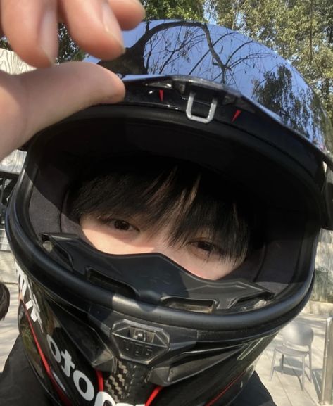 motor boy asian helmet chinese Truly Aesthetic, Muka Lelaki, Boy Bike, Bike Aesthetic, Biker Boys, Korean Ulzzang, Cute Asian Guys, Style Aesthetic