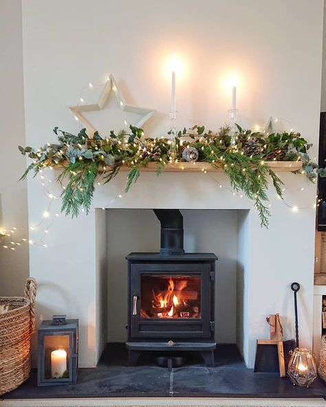 58 Simple Fireplace Mantle Christmas Ideas for a Stylish Holiday - Addicted To Organization Christmas Mantelpiece Ideas, Fireplaces Decorated For Christmas, Elegant Mantel Decorating Ideas, Mantlepiece Styling, Mantelpiece Ideas, Decorated Mantels, Mantel Decorating Ideas For Christmas, Fireplace Mantle Christmas, Mantle Christmas Decor Ideas