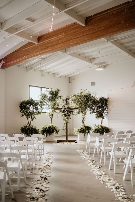 Indoor Tree Wedding Ceremony, Potted Trees Wedding, Ceremony Backdrop Tree, Wedding Ceremony Backdrop Indoor, Ceremony Decorations Indoor, Tree Wedding Ceremony, Wedding Ceremony Decorations Indoor, Classic Black And White Wedding, Wedding Tree Decorations