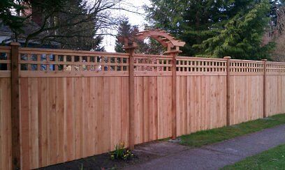 trellis top with arbor gate Fence With Lattice, Diy Fences, Lattice Fence Panels, Fence With Lattice Top, Wooden Fencing, Redwood Fence, Fence Options, Wood Privacy Fence, Wood Fence Design