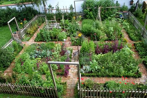 Nice Kitchen Garden in Austria - Flowers & Plants - A kitchen garden is truly an art! And this one is particularly well designed! The traditional kitchen garden, also known as a potager, is a place with ornamental plants and lawn …    Read More »  #Diygardenideas #Gardendesign #Gardenideas #Gardeningtips #Gardens #Landscaping #Vegetable Plants Growing, Potager Garden, Garden Wallpaper, Veg Garden, Have Inspiration, Vegetable Garden Design, Chelsea Flower Show, Plants And Flowers, Garden Layout