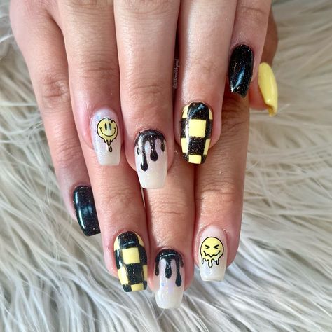 Droopy Smiley Face Nails, Preppy Nails With Smiley Face, Short Almond Nails Smiley Face, Dripping Smiley Face Nails, Smiley Face Nail Design, Simple Smiley Face Nails, Trippy Smiley Nails, Drippy Smiley Face Nails, Punk Rock Nails Grunge