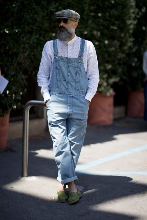 Mens Street Style Spring, Men Overall, Milan Fashion Week Men, Laid Back Outfits, Men Streetstyle, Milan Men's Fashion Week, Old School Fashion, Overalls Men, Anna Dello Russo