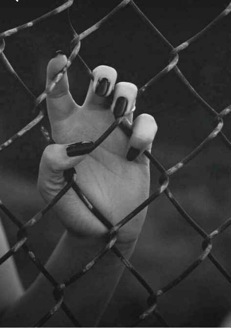 Black And White Hands, Hand Photography, Photography Black And White, Photographie Portrait Inspiration, Chain Link Fence, Ideas Photography, White Hands, Black And White Aesthetic, Dark Photography