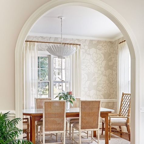 One Kings Lane on Instagram: “This bright, neutral space from @georgiastreetdesign is inspiring us for our next dining room makeover. Double tap if you agree. (Image:…” Georgia Street, Bamboo Dining Chairs, Cottage Dining Rooms, Dining Room Makeover, Rattan Dining Chairs, Street Design, Dining Room Inspiration, Chandelier Design, Kitchen Remodel Idea