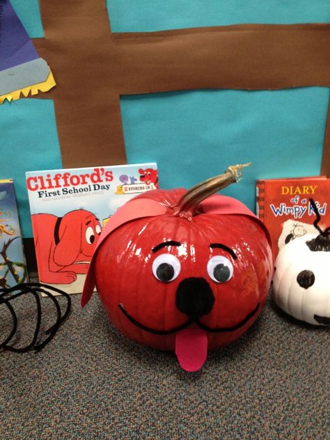 Teaming Up To Teach: I love this idea of decorating pumpkins based on story books! Clifford Pumpkin, Pumpkin Challenge, Storybook Pumpkin, Book Pumpkins, Pumpkins Decorated, Halloween Carving, Book Character Pumpkins, Book Pumpkin, Pumpkin Reading