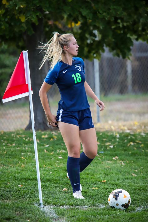 Soccer Body Type Women, Futbol Girl, High Knee Socks Outfit, Football Women, Football Girl, Soccer Women, Female Soccer, Soccer Photography, Girls Football