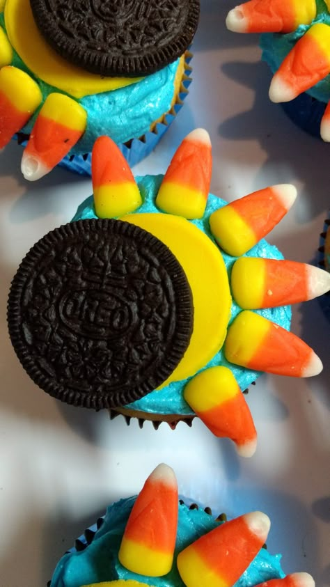 Eclipse Themed Food, Eclipse Crafts, Solar Eclipse Kids, Solar Eclipse Party, Eclipse Activities, Solar Eclipse Activity, Eclipses Art, Total Eclipse Of The Heart, Holiday Food Crafts