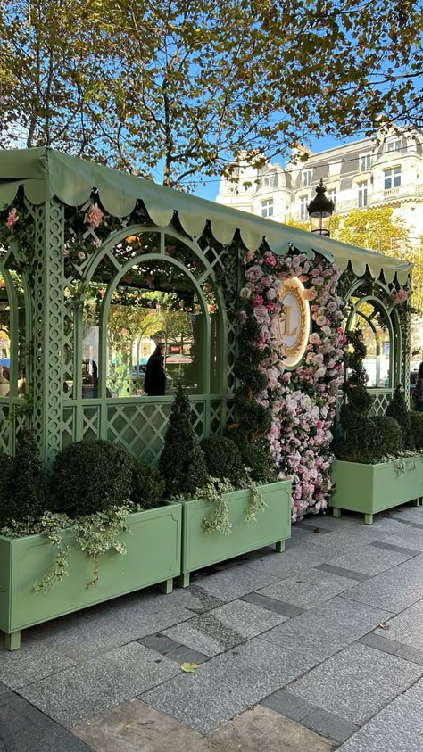 Laduree Paris Interior, Lauderee Paris Aesthetic, Lauderee Paris, Laduree Interior, Laduree Aesthetic, Macarons Paris, Style Quizzes, Paris Interiors, Paris Rooftops