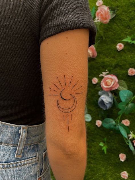 Tattoo With Moon, Sun And Moon Tattoo, Sun Tattoos, Beautiful Tattoo, Aesthetic Minimalist, Next Tattoo, Sun And Moon, Tattoo Idea, Moon Tattoo