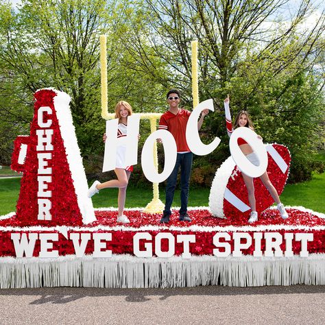 School Spirit Float Ideas, Homecoming Parade Cheer Floats, Float For Parade Ideas, Cheer Floats Parade, Cheer Christmas Parade Floats, Cheerleader Float For Parade, Fair Parade Float Ideas, Homecoming Cheer Float Ideas, Homecoming Float Ideas Cheerleaders