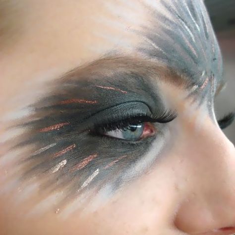 Bird makeup.  If you are using makeup to hint towards being something else, keeping it simple usually has more impact. Bird Makeup, Fantasy Make-up, Animal Makeup, Bird Costume, Halloween Eye Makeup, Theatrical Makeup, White Makeup, Halloween Eyes, Special Effects Makeup