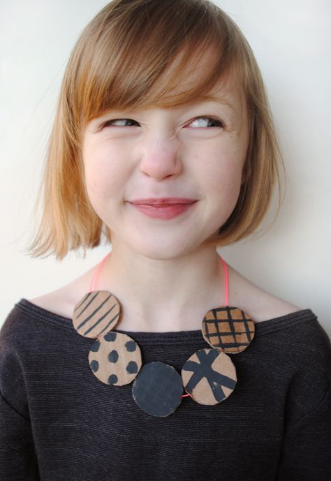 Reversible Cardboard Necklace for Kids Cardboard Necklace, Toddler Haircuts, Kids Cuts, Summer Crafts For Kids, Crafty Kids, Childrens Crafts, Cardboard Crafts, Toy Craft, Craft Activities For Kids