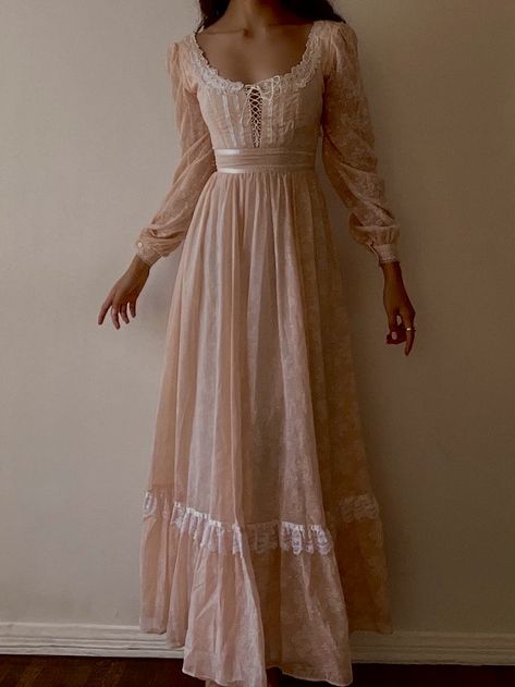 1800s Dresses Casual, Late 1800s Dresses, Edwardian Inspired Fashion, Flowy Clothes, Flowy Outfit, Flowy Outfits, 1800s Dresses, White Flowy Dress, Mexican Fashion