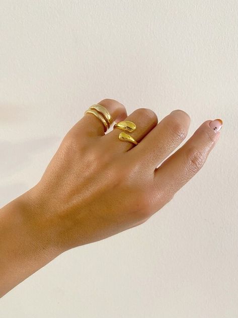 Golden Rings Design For Women, Hand Poses, Potter Wallpaper, Creative Jewelry Photography, Gold Glasses, Silver Heart Ring, Women's Rings, Gold Statement Ring, Ringe Gold