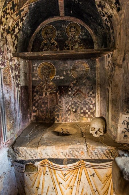 Saint George chapel near Morfonou on Mount Athos, Holy Mountain, Halkidiki, Macedonia Greece Small Chapel, Holy Mountain, Greek Icons, Mount Athos, Eastern Orthodox, Churches Of Christ, Orthodox Christianity, Church Architecture, World Religions