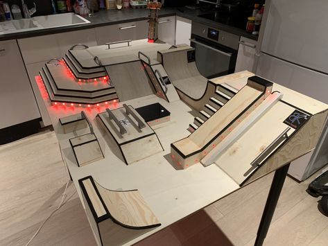 Fingerboard Park Diy, Tech Deck Skatepark, Fingerboard Park, Skateboard Room, Skatepark Design, Mini Skate, Architecture Career, Skateboard Ramps, Skateboard Photos