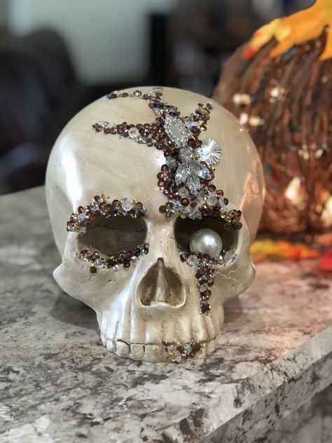 Styrofoam Skull Ideas, Epoxy Skull Ideas, Resin Skull Ideas, Painted Skull Ideas, Skull Decor Diy, Decorative Skulls, Decorated Skulls, Diy Skulls, Halloween Skulls