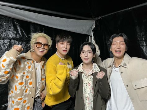 Winner group photo Winner Group Photo, Song Minho, Who Is Next, Inner Circle, Group Photo, Group Photos, Yg Entertainment, Academic Dress, Tv Shows