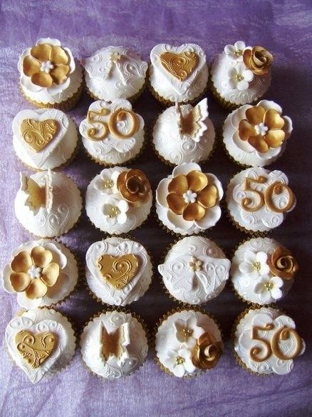 cupcake Golden Anniversary Cake, Golden Wedding Cake, Golden Wedding Anniversary Cake, Anniversary Dessert, Anniversary Cupcakes, Hen Party Ideas, 50th Anniversary Cakes, 50th Wedding Anniversary Party, Wedding Anniversary Cakes