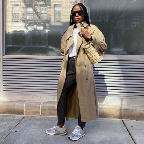 Girl in trench coat and new balance sneakers Loewe Basket Bag Outfit, Basket Bag Outfit, Loewe Basket Bag, Bag Street Style, Instagram New York, Street Style Bags, Bag Outfit, Spring Couture, Spring Photography