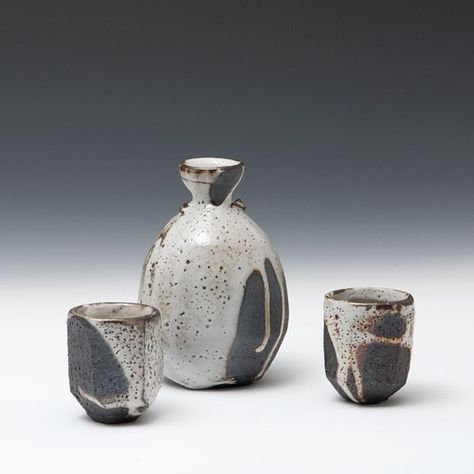 Lisa Hammond, Sake Bottle, Clay Cup, Sake Set, Black Clay, Ceramics Pottery Art, Ceramic Set, Ceramics Ideas Pottery, Ceramic Tableware