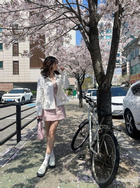 Sakura Outfits Cherry Blossoms, Japan Trip Outfit Spring, Japanese Spring Outfits, Cherry Blossom Outfit Ideas, Korea Spring Fashion, Taiwan Outfit, Spring Outfits Korea, Blossom Outfit, Cherry Blossom Outfit