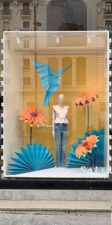 Boutique Window Displays, Spring Window Display, Summer Window Display, Fashion Window Display, Window Display Retail, Decoration Vitrine, Summer Window, Store Window Display, Paper Flower Art