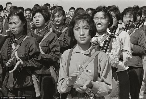 3/21/18 Fascinating pictures give a rare glimpse of Chinese people's daily life during the height of Chairman Mao's one-man rule half a century ago Chinese Fashion Men, Marc Riboud, British Hong Kong, Taboo Topics, Henri Cartier Bresson, Chinese People, Founding Fathers, Chinese Culture, History Facts