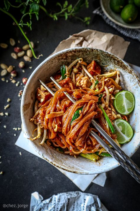 Vegan Tofu Pad Thai Chez Jorge, Tofu Pad Thai, Vegan Pad Thai, Pad Thai Recipe, Vegan Tofu, Vegan Asian, Savory Food, Vegan Beans, Thai Dishes