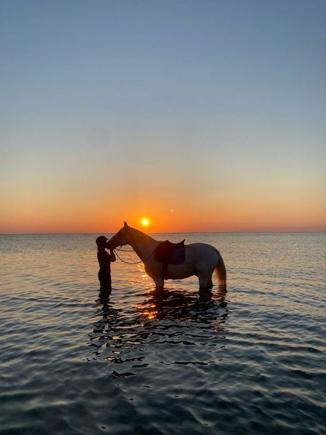 Style Beach Outfit Ideas, Ranch Aesthetic, Beach Outfit Ideas Summer, Coastal Outfits, Horses Ranch, Outfit Inspo Beach, Aesthetic Beachy, Foto Cowgirl, Horse Riding Aesthetic